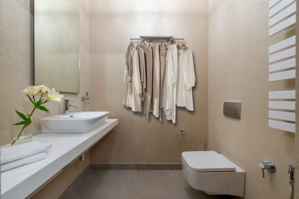 GIOOTO IN BAGNO BEIGE CON VESTITI copia